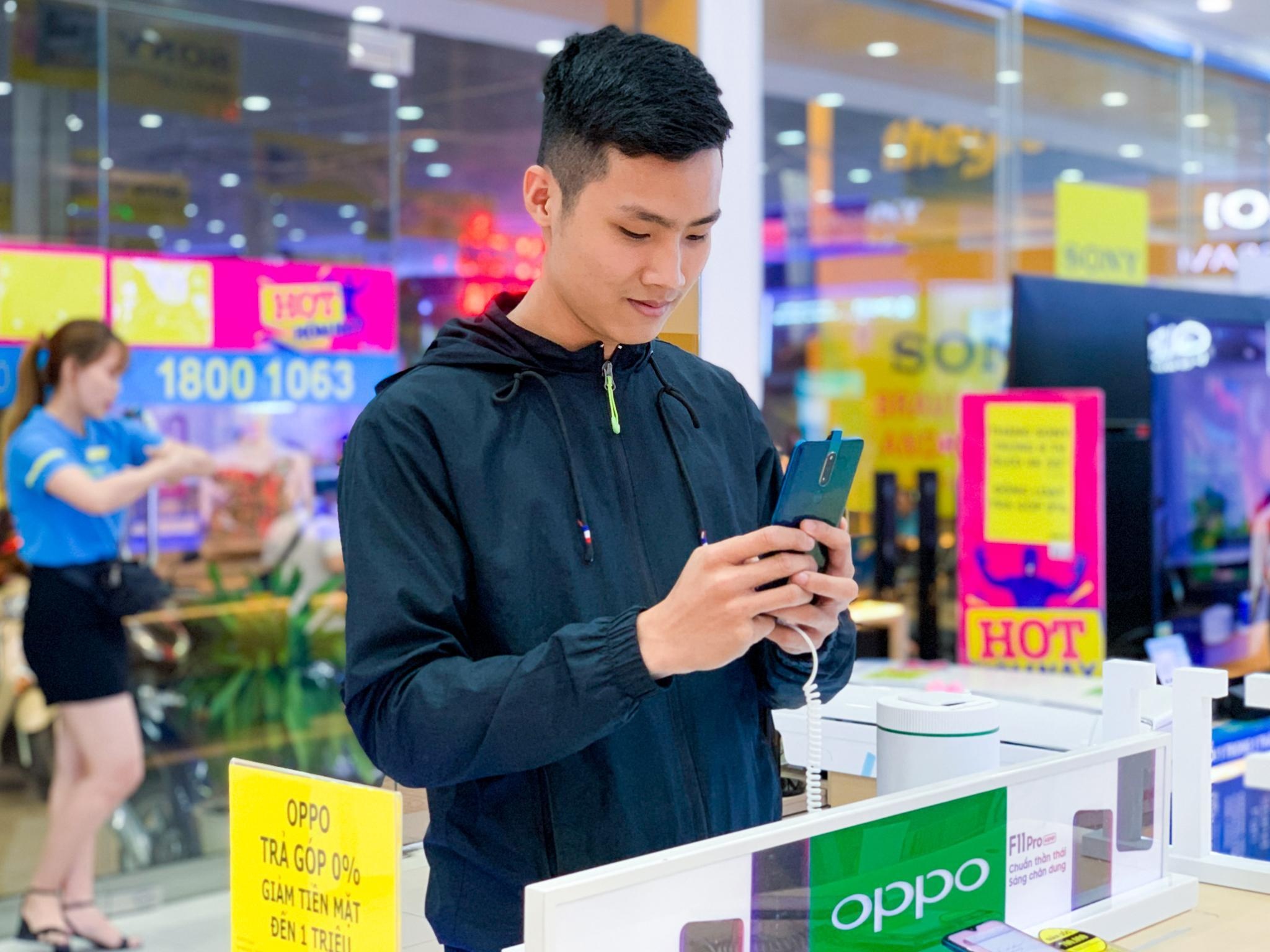 Nguoi dung hao hung trai nghiem F11 Pro truoc ngay ra mat hinh anh