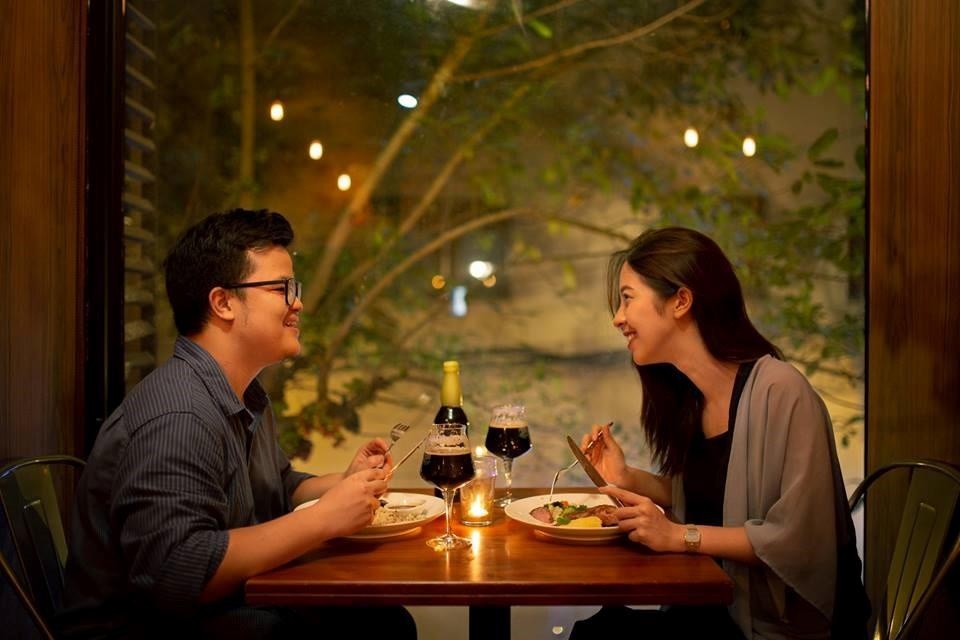 Thu bia thu cong o quan quen giua Sai Gon hinh anh