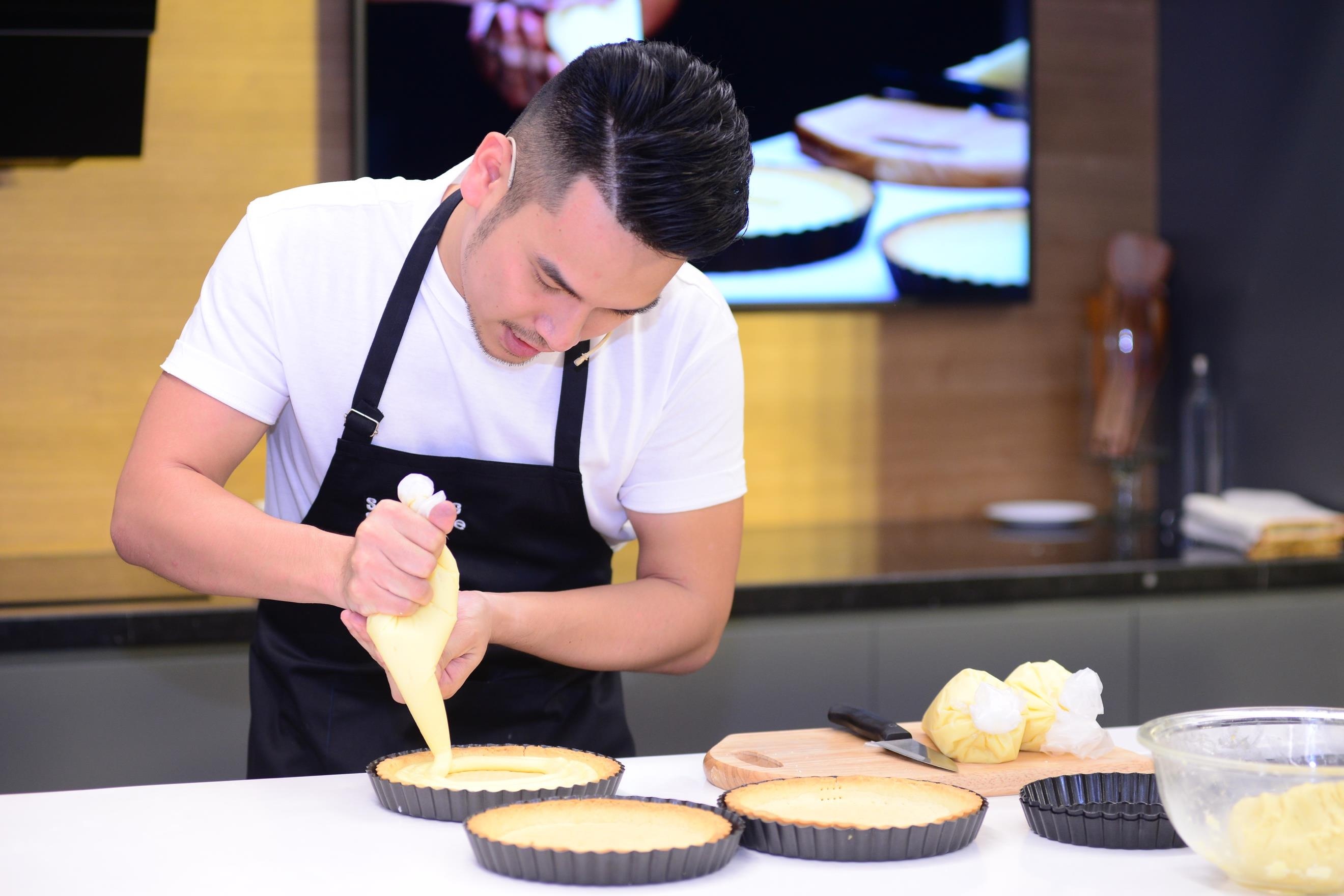 Chef Si Toan tro tai lam banh tai bep thong minh cua Samsung Showcase hinh anh