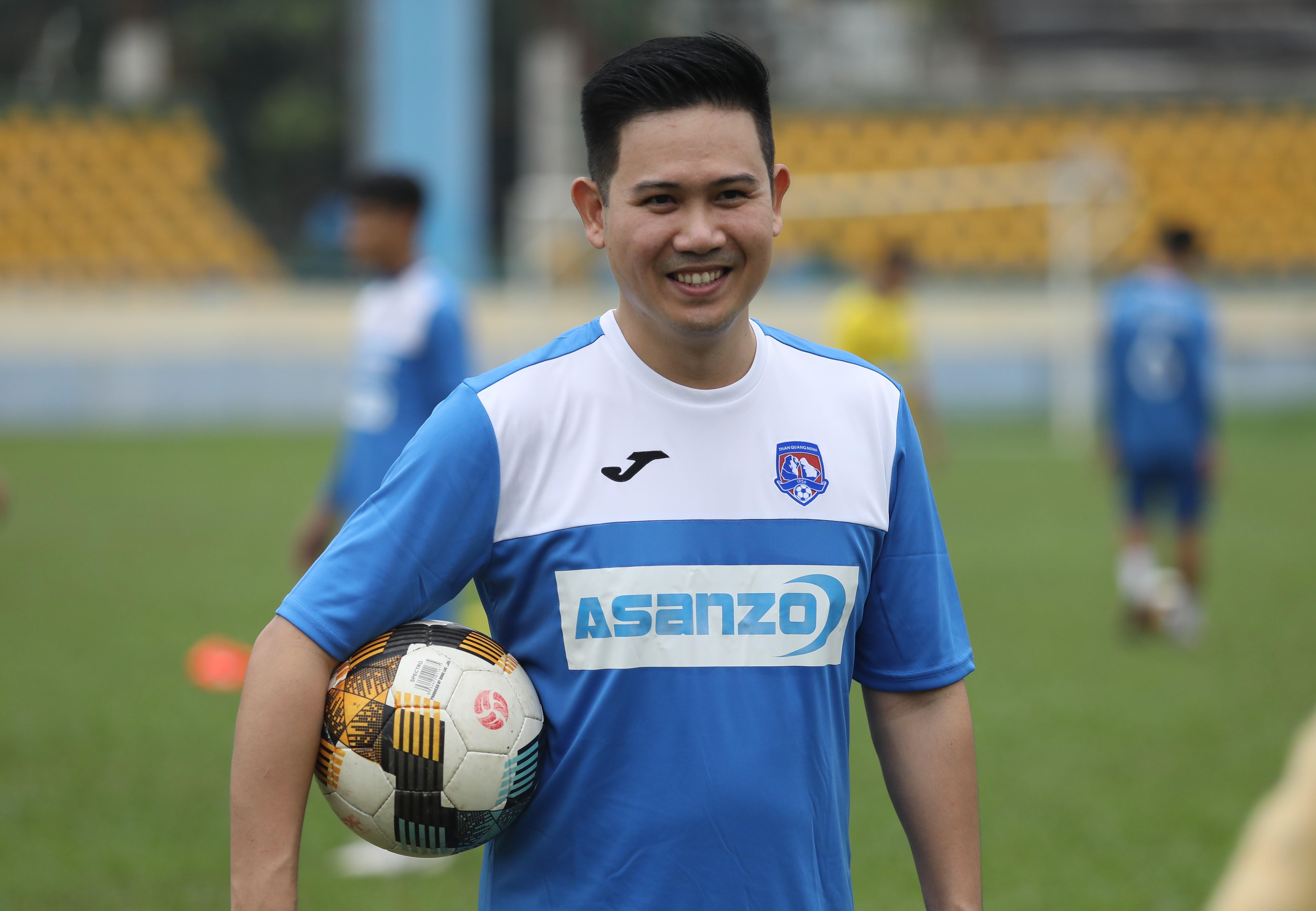 Ong bau CLB Quang Ninh xo giay tap luyen cung cac cau thu hinh anh