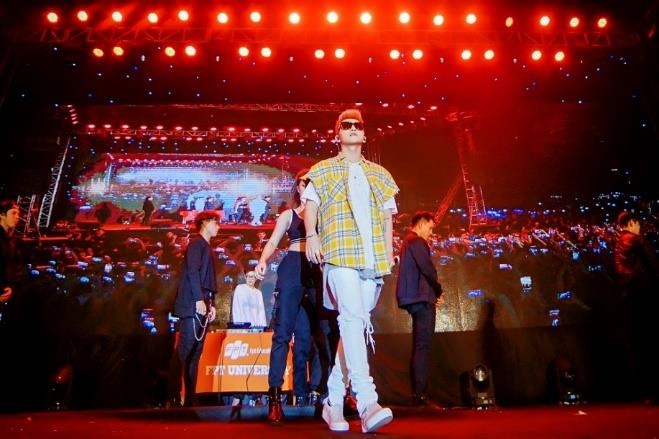 Son Tung M-TP, Lon Xon Band khuay dong san khau 'Super Big Open Day' hinh anh