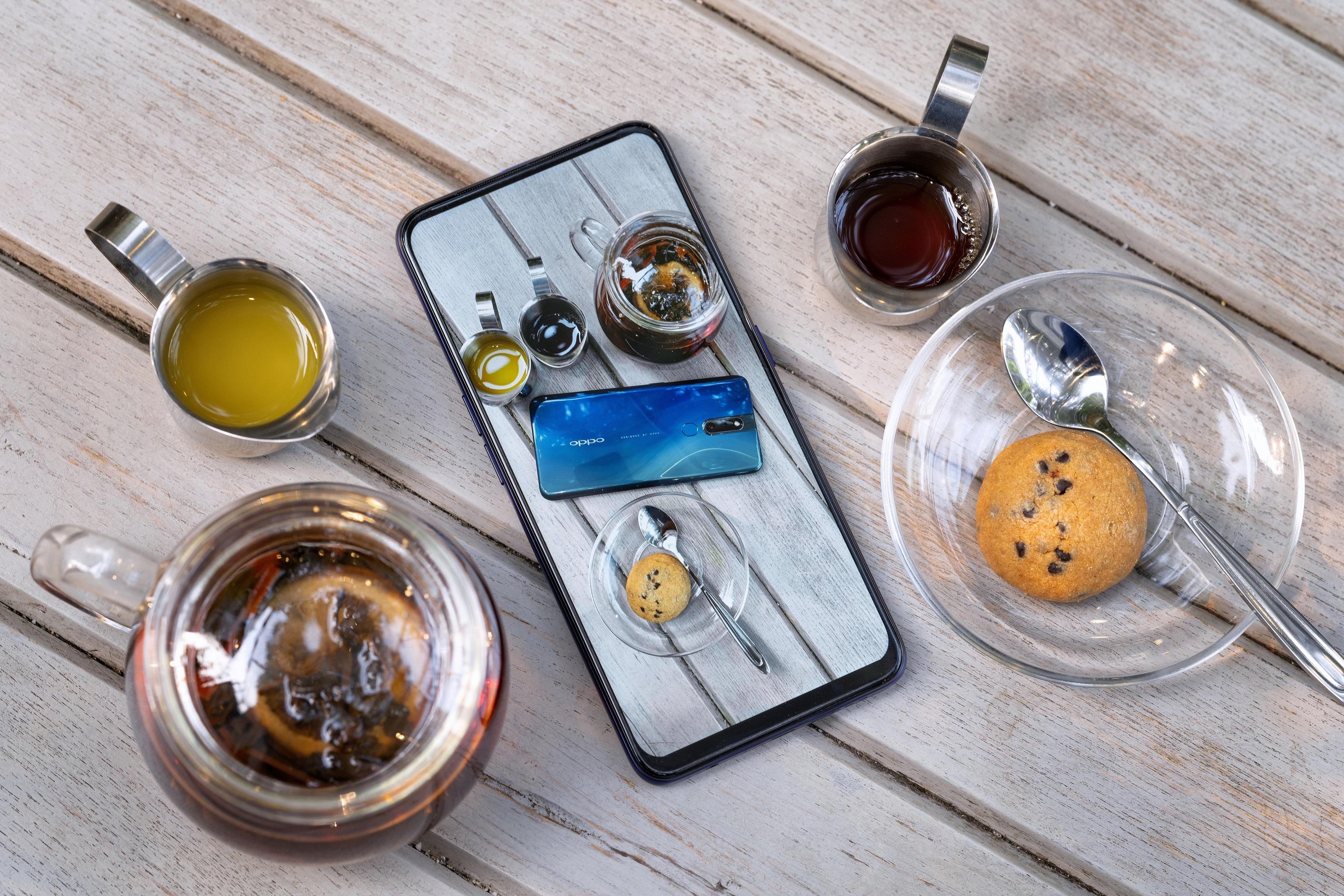 5 trai nghiem giup F11 Pro noi bat trong phan khuc tam trung hinh anh