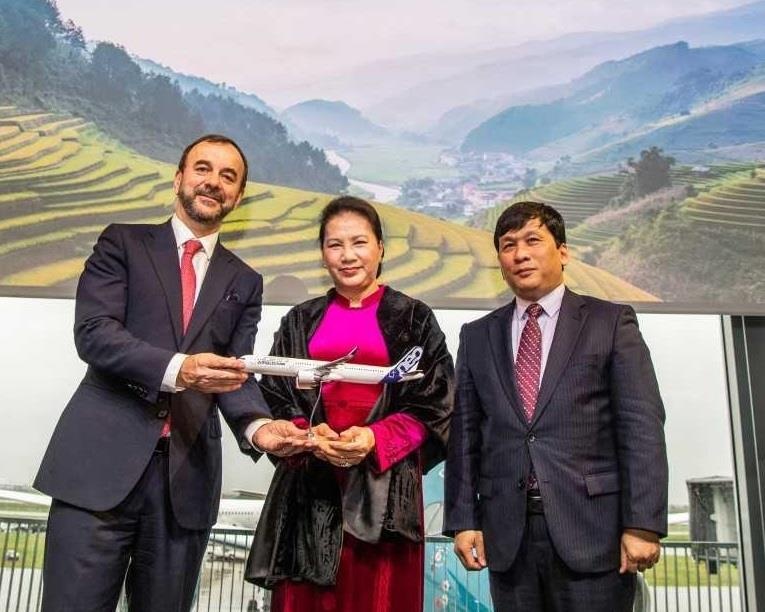 Vietjet nhan ban giao may bay the he moi A321neo tai Phap hinh anh