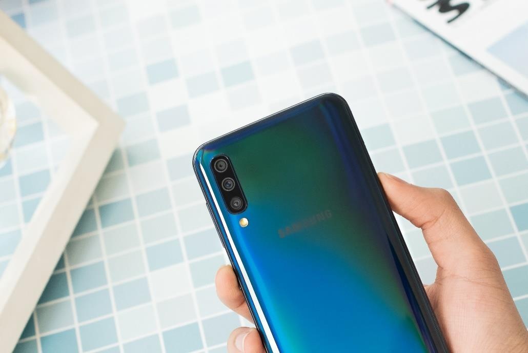 Cuoc dua smartphone phan khuc tam trung - su sang loc khac nghiet hinh anh