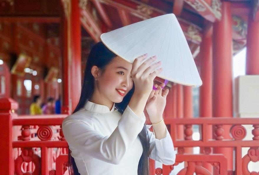 Ta ao dai Hue thuot tha qua ong kinh Oppo F11 Pro hinh anh