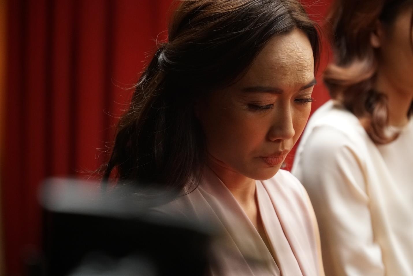 Video - Dieu Nhi, Hoang Thuy Linh ru nhau xem boi 'cai van' hinh anh