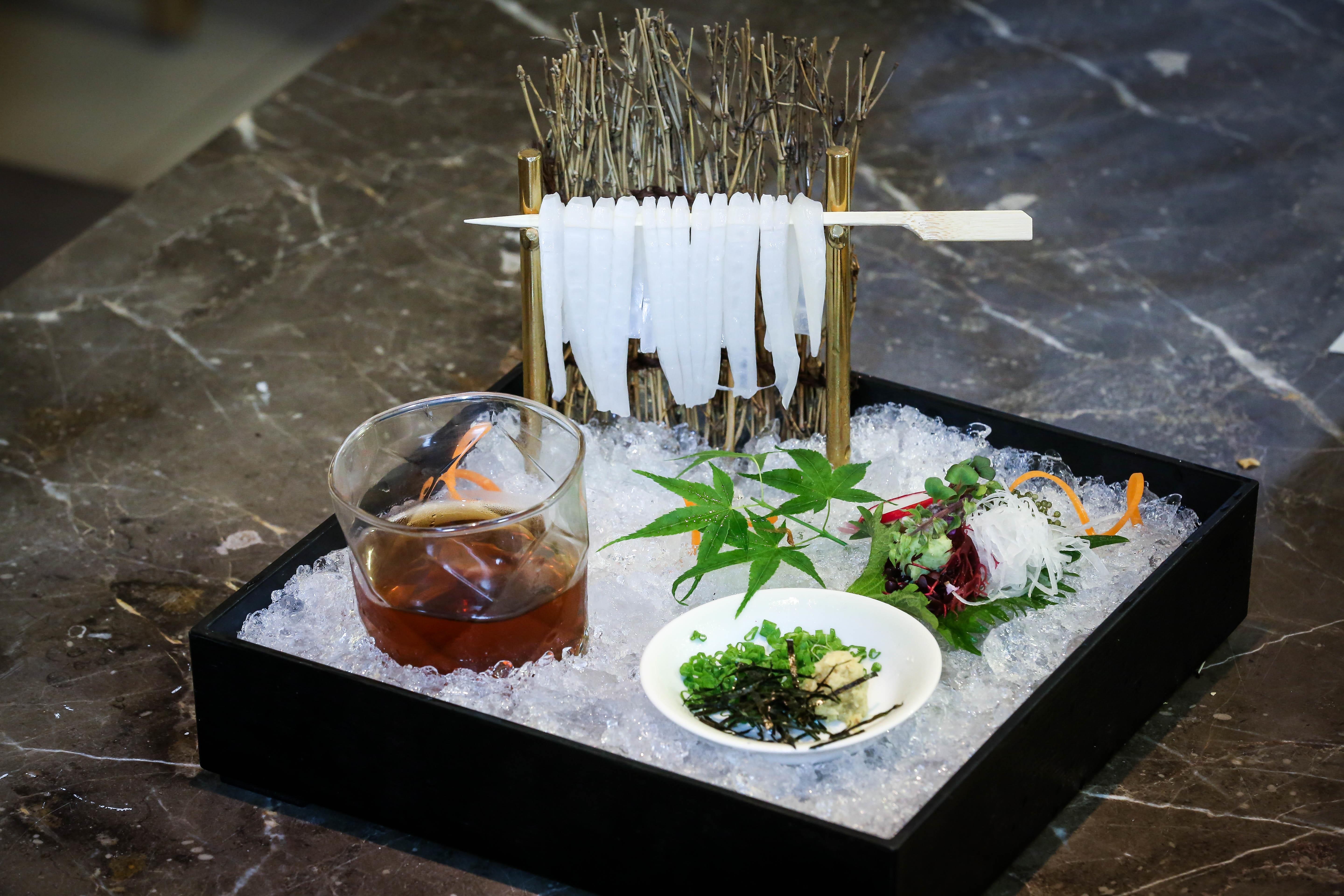 Thuong thuc mon mi muc tuoi duoc phuc vu boi cac geisha dung kieu Nhat hinh anh