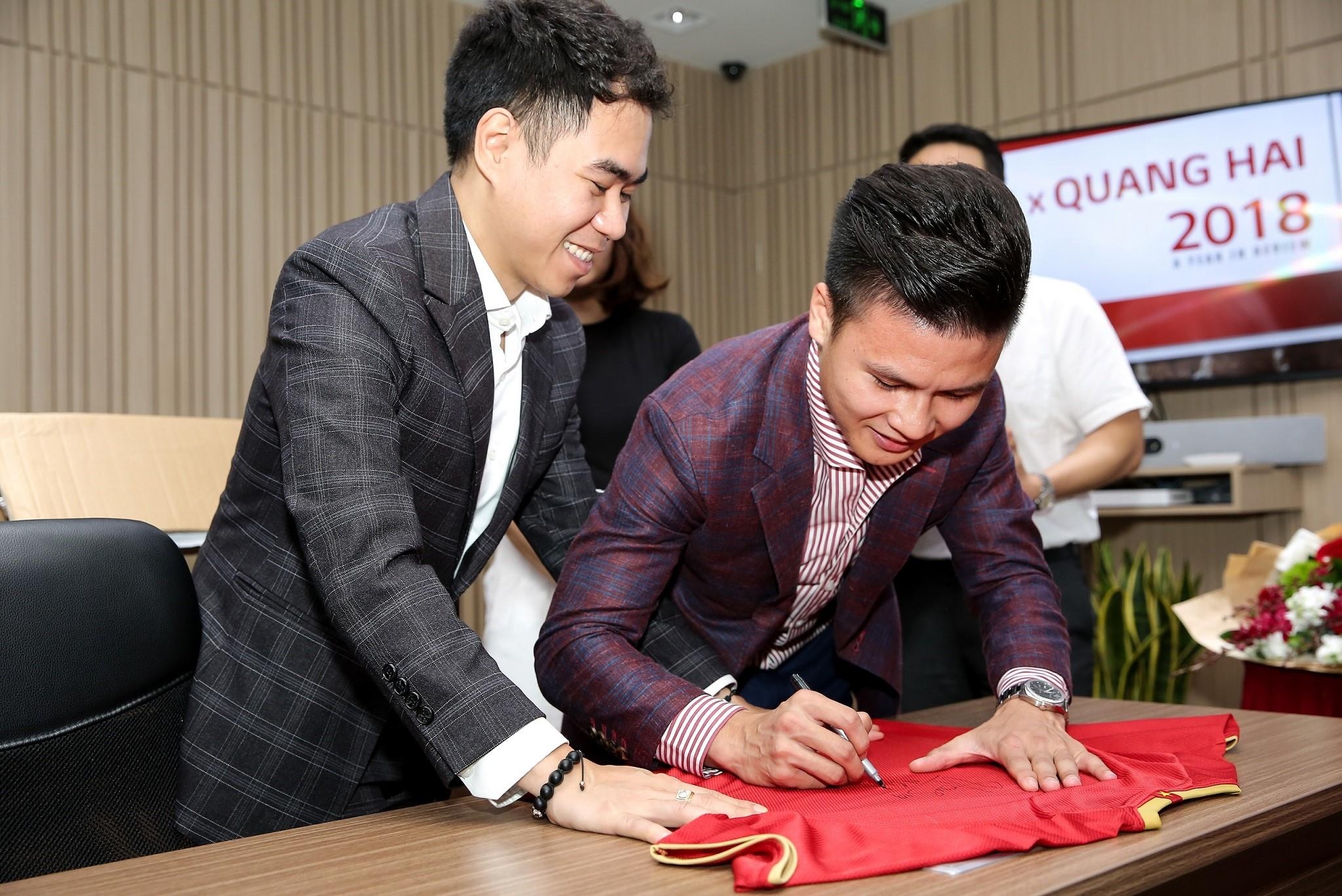 Quang Hai tuoi cuoi ky tang nguoi ham mo tai Ha Noi hinh anh