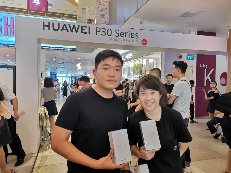 Nguoi Singapore xep hang dai cho mua Huawei P30 series hinh anh