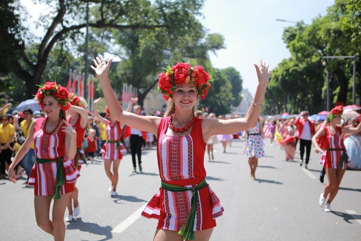 Carnival duong pho soi dong dip le hoi du lich bien Sam Son hinh anh