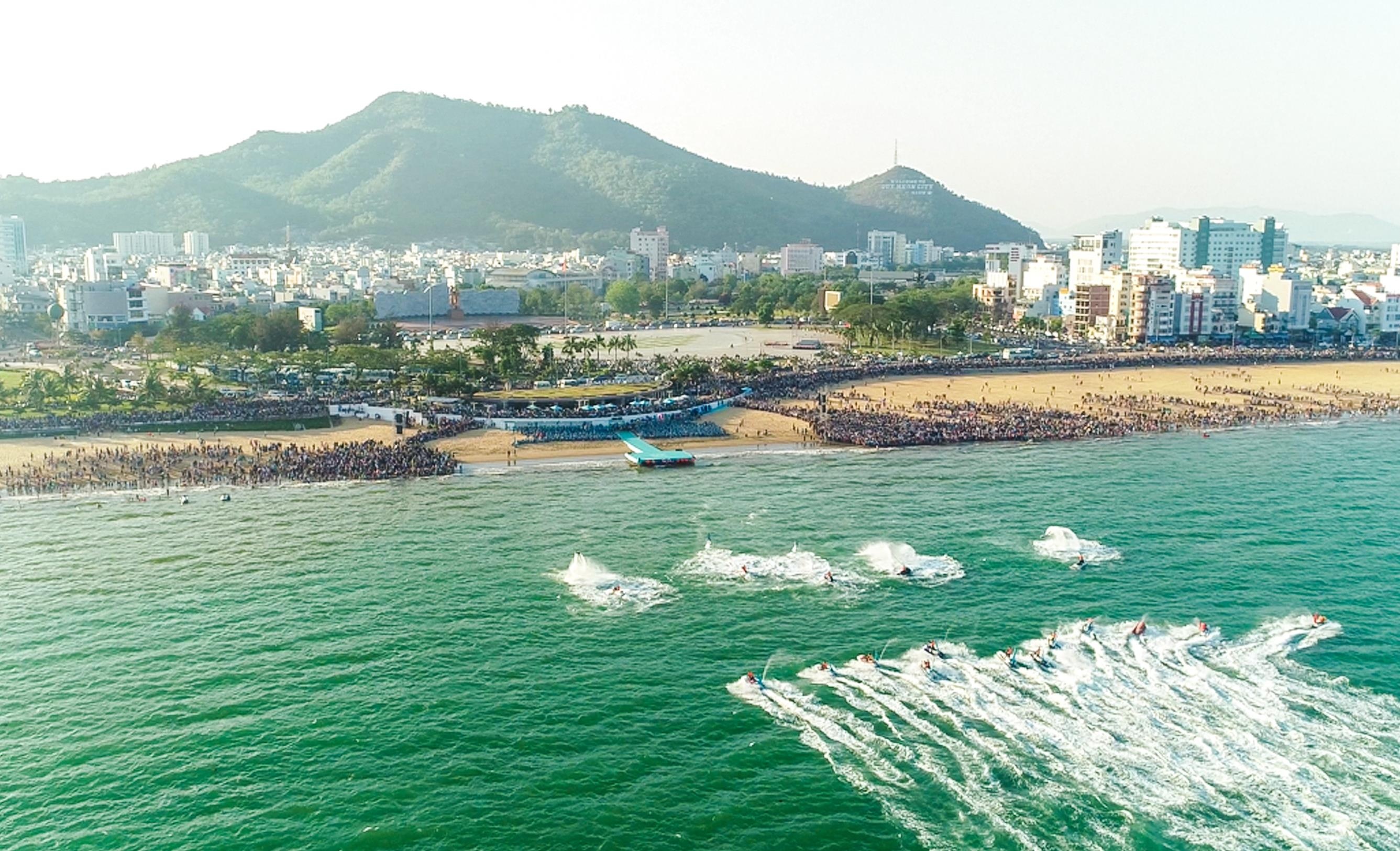 Chuong trinh nghe thuat bien Quy Nhon thu hut hon 20.000 nguoi hinh anh