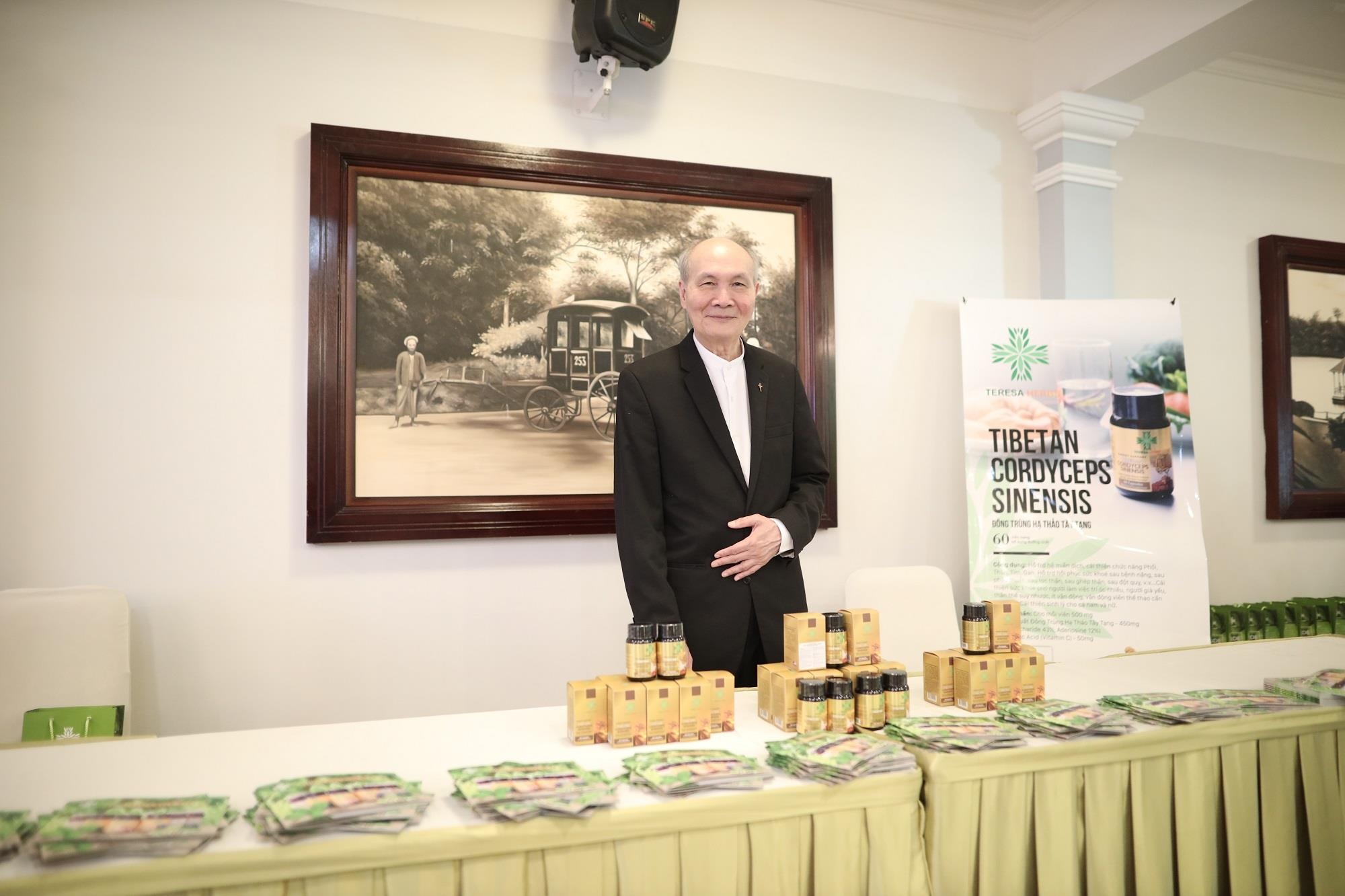 Nhac si Vu Thanh An gay bat ngo tai le ra mat Teresa Herbs hinh anh