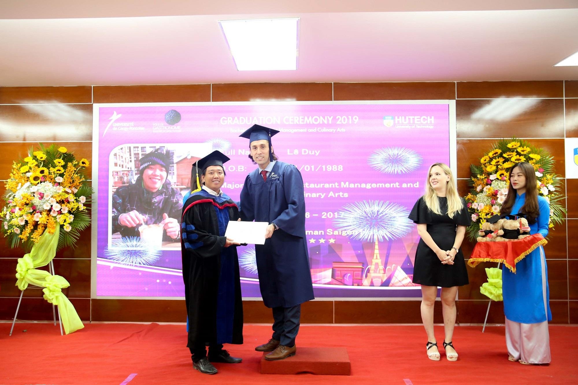 Lanh su Phap chuc mung cu nhan Cergy-Pontoise tot nghiep tai Hutech hinh anh