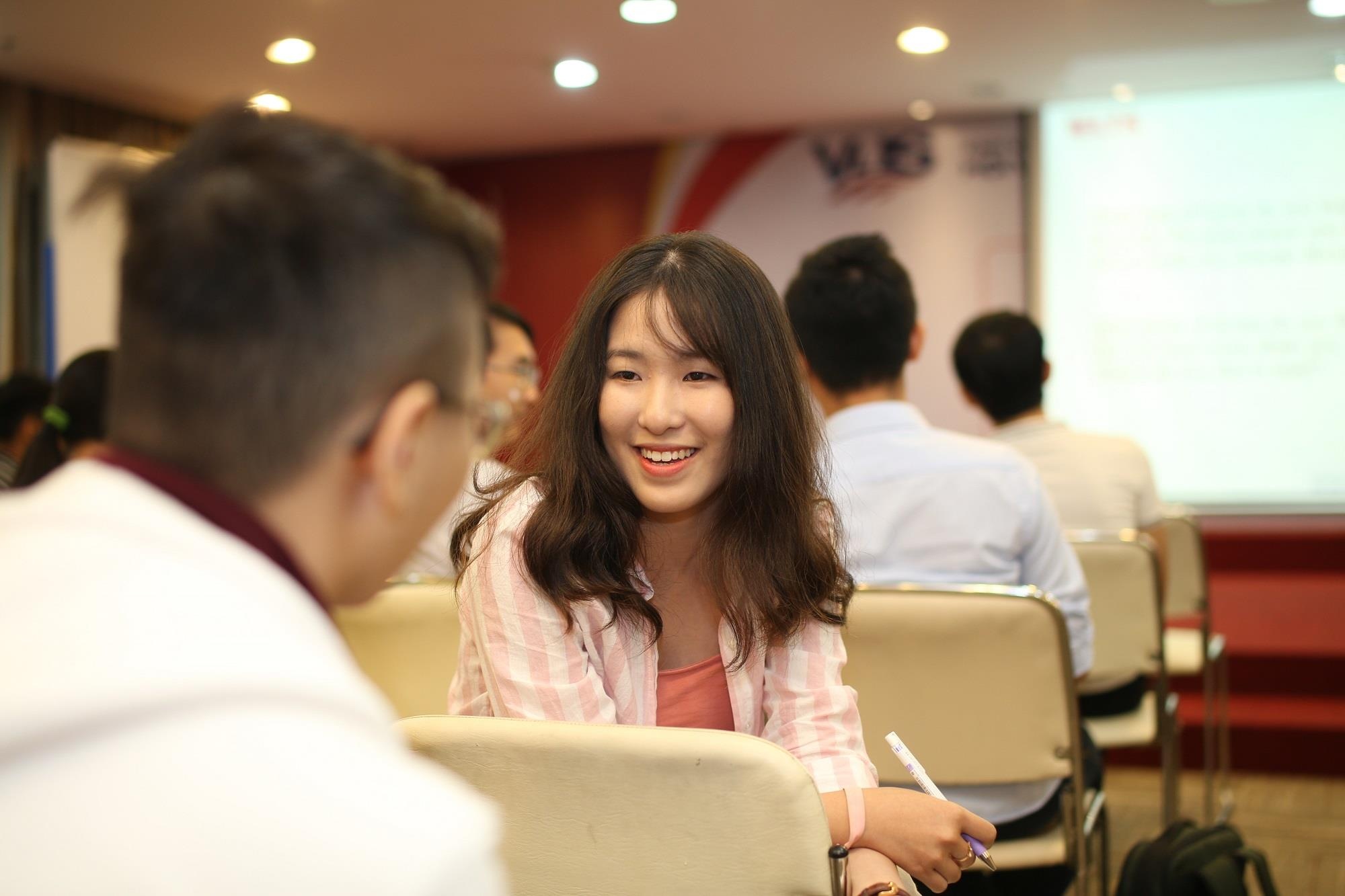 Chuyen gia tu van meo chinh phuc bai thi noi IELTS hinh anh