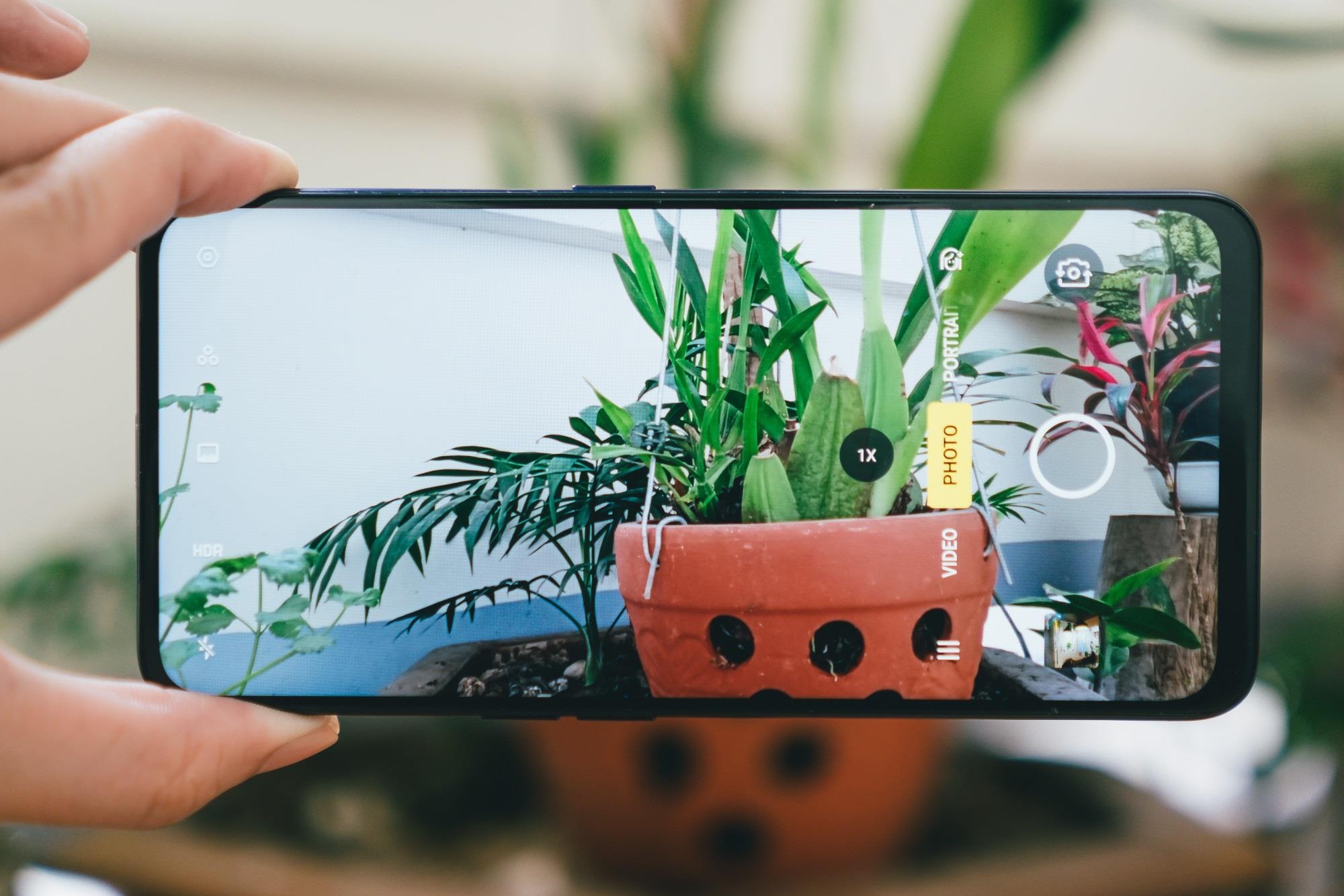 Thu thach kha nang chup anh thieu sang tren F11 Pro hinh anh