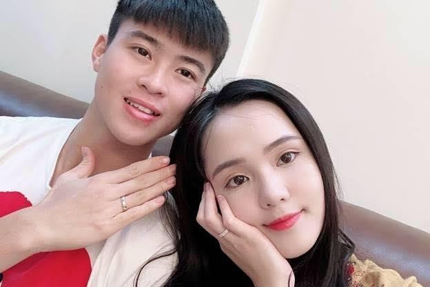 Cau thu Duy Manh bat ngo khoe nhan cuoi cung ban gai hinh anh