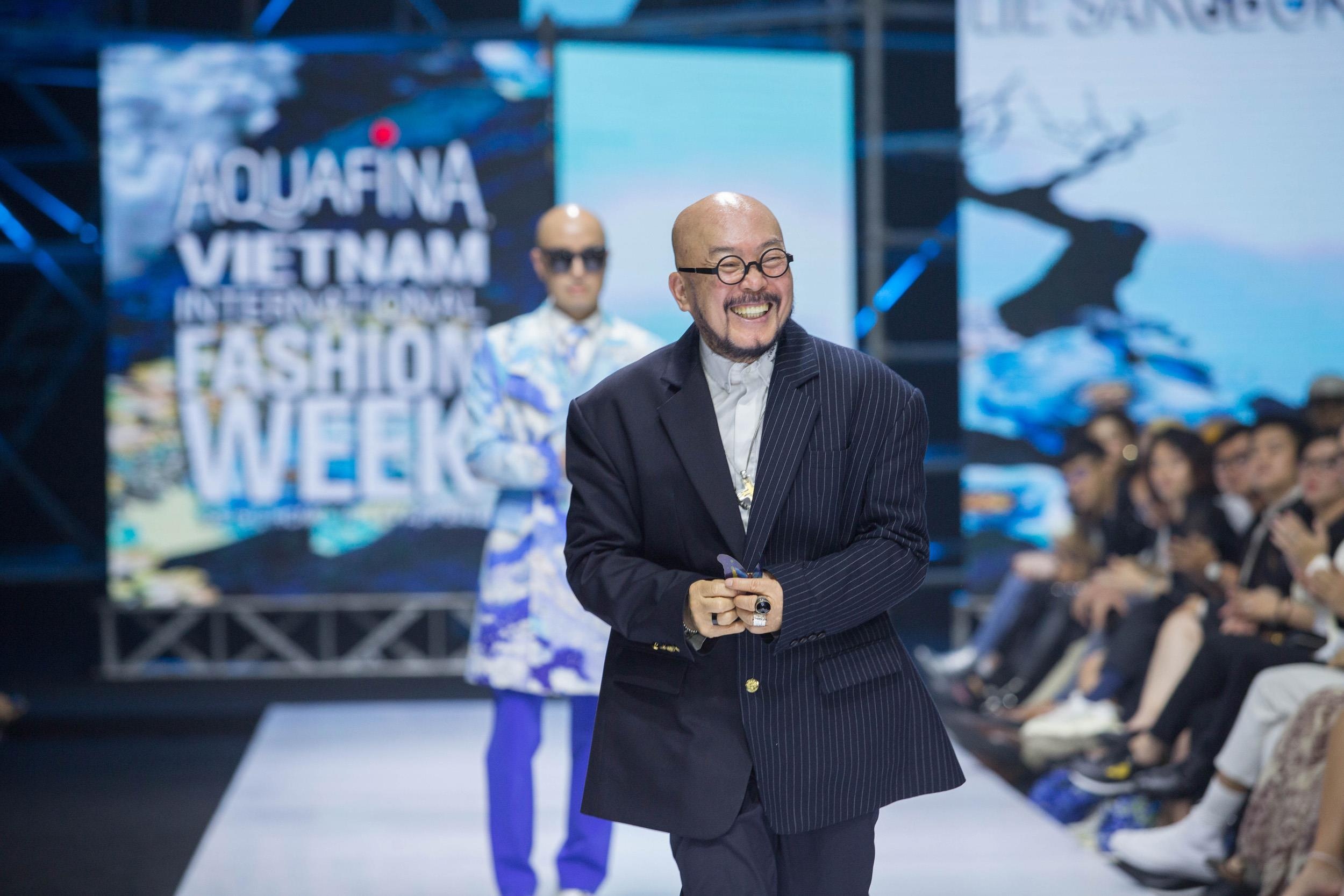 NTK 'huyen thoai’ Lie Sang Bong trinh dien BST moi tai Aquafina VIFW hinh anh