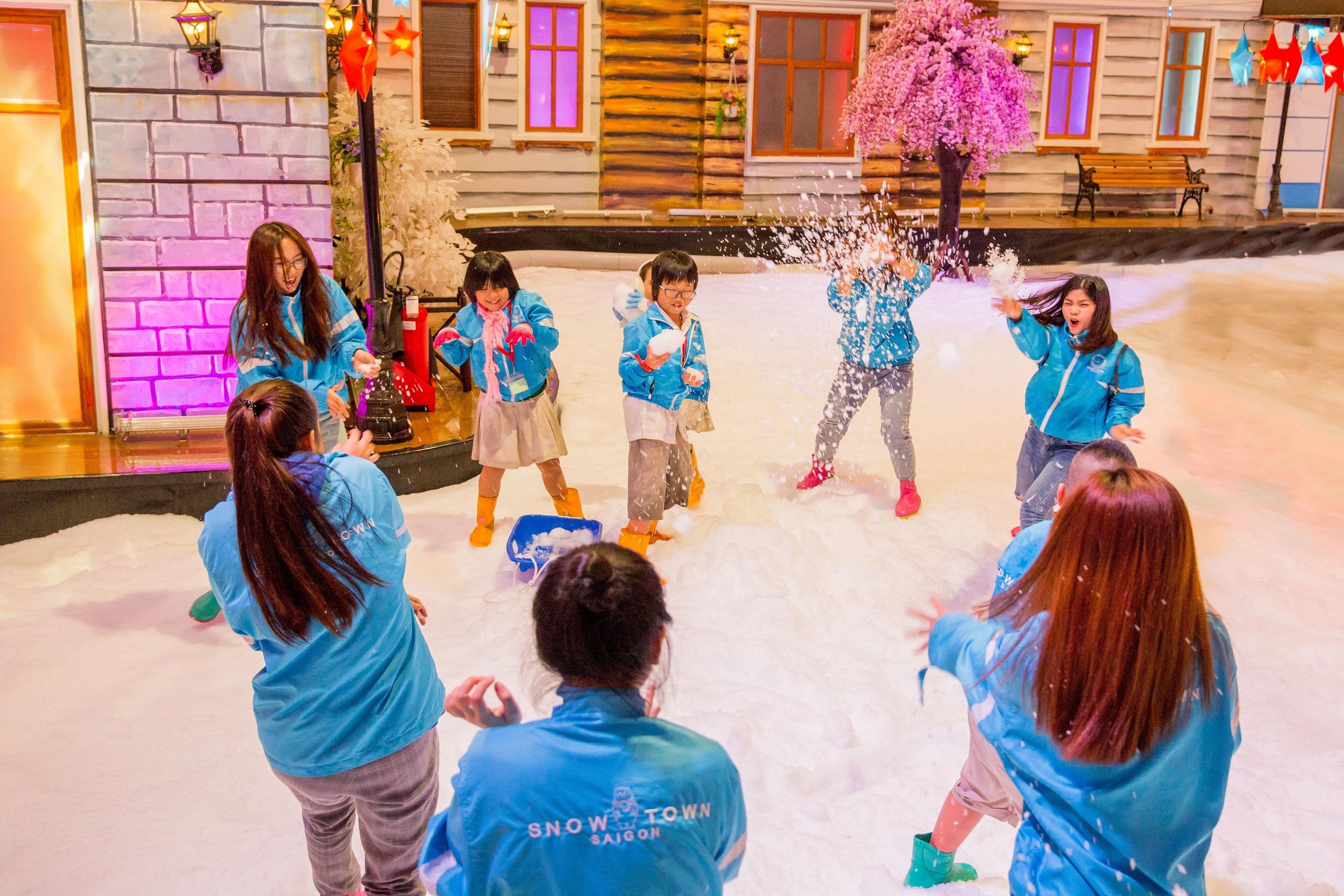 Le hoi dan gian trong khu vui choi tuyet hien dai o TP.HCM hinh anh