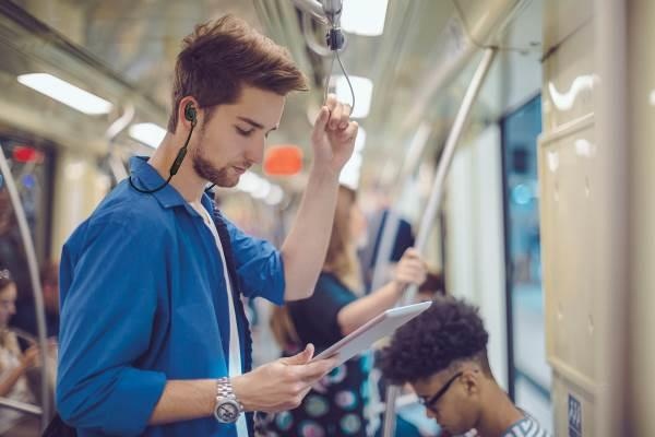 Creative ra mat bo 3 tai nghe Bluetooth, am thanh an tuong, pin 10 gio hinh anh