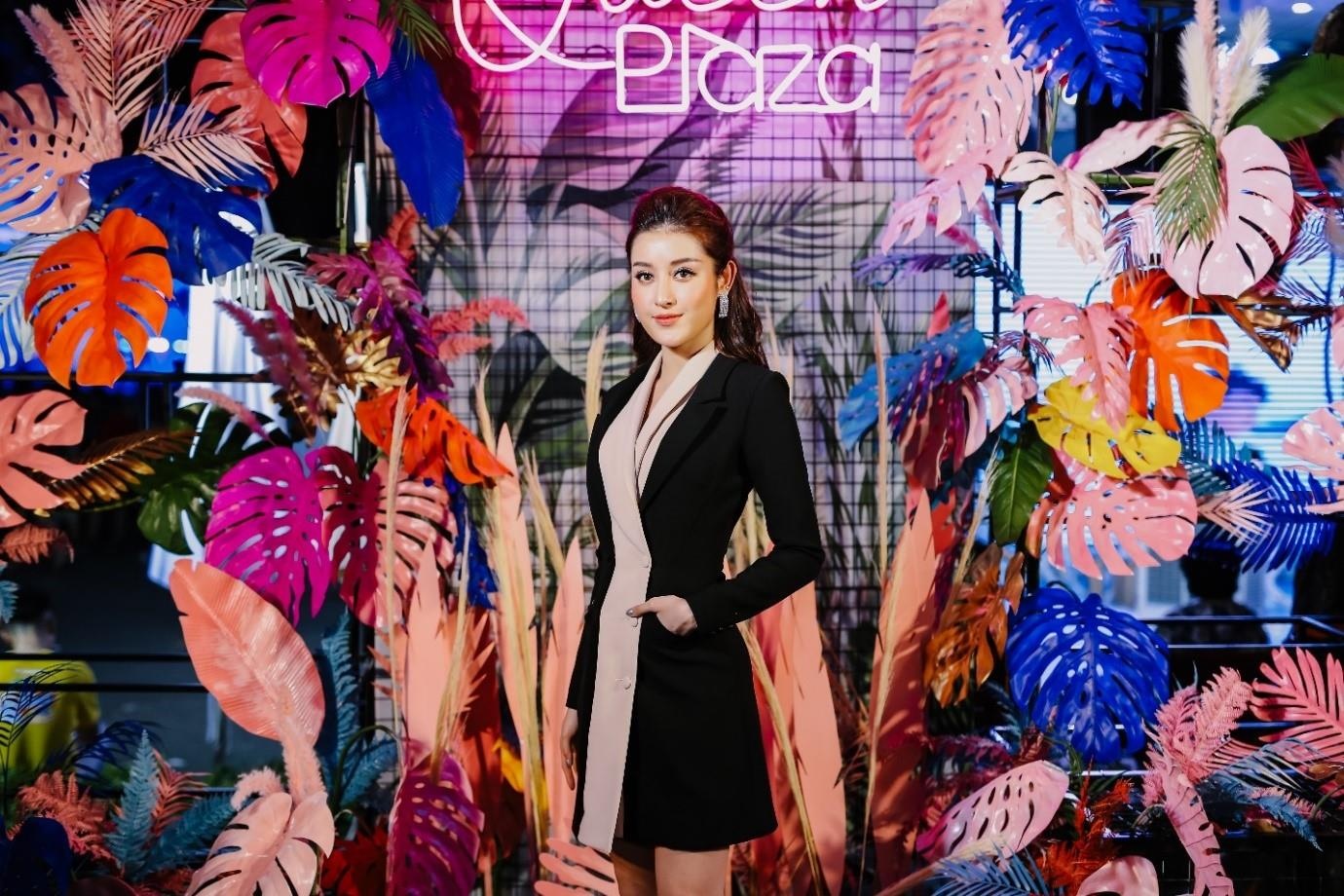 A hau Huyen My rang ro giua khong gian nhiet doi cua Queen Plaza hinh anh