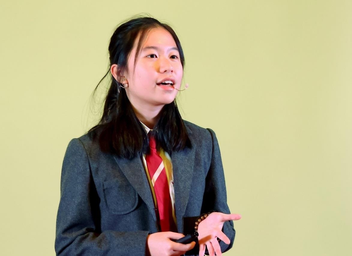 Co be 14 tuoi bao dong van de o nhiem anh sang tren san khau TEDx hinh anh