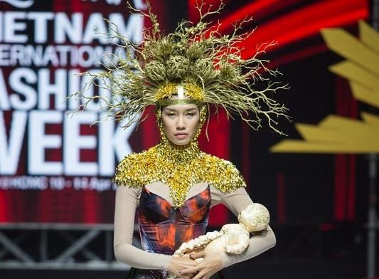 Nguyen Tien Truyen chinh phuc san dien Aquafina VIFW 2019 voi BST moi hinh anh