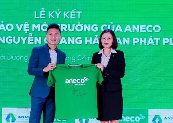 Nhan tui vi sinh AnEco ky hop dong dai su voi Quang Hai hinh anh