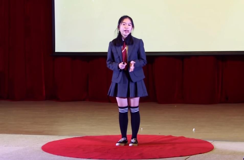 Video - Co be 14 tuoi tu tin dien thuyet tieng Anh tai TEDx hinh anh