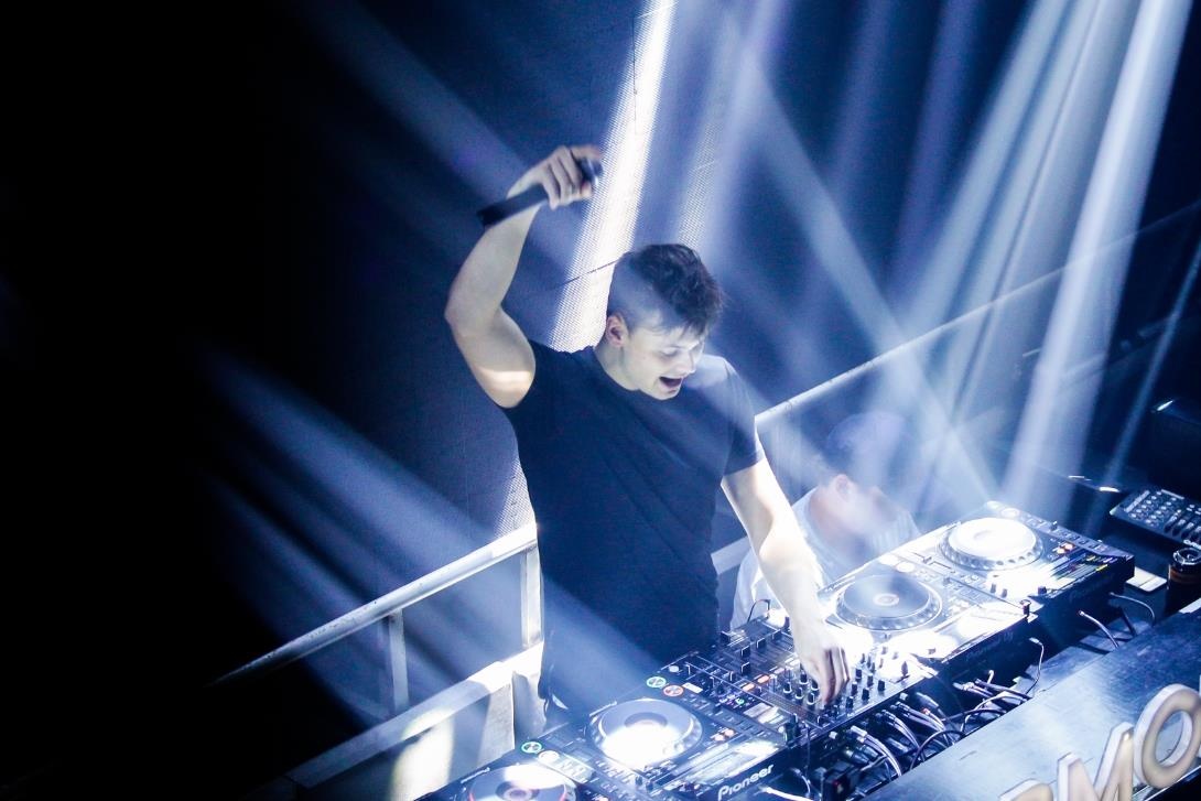 Vien ngoc lang future bounce Mike Williams bung no tai Envy Club hinh anh