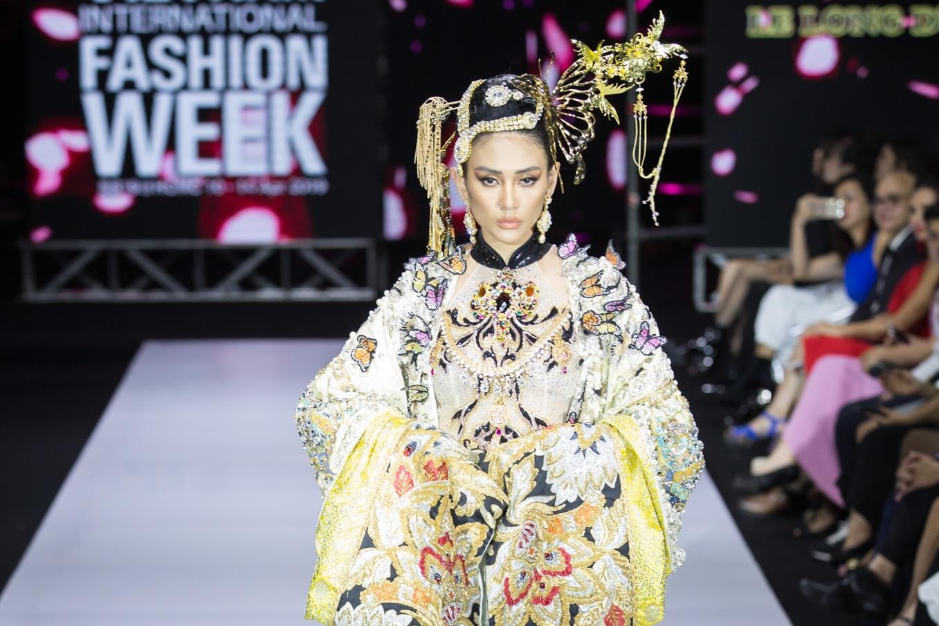 Tu cau chuyen cung dinh den nhung chiec ao dai quyen quy hinh anh