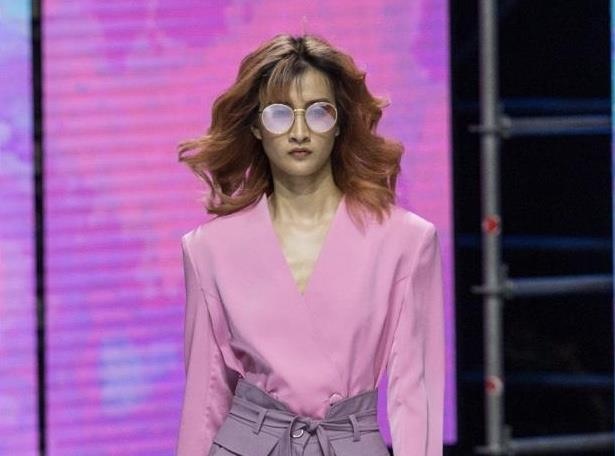 Chung Chung Lee mang chu de 'nu quyen' len san dien Aquafina VIFW hinh anh