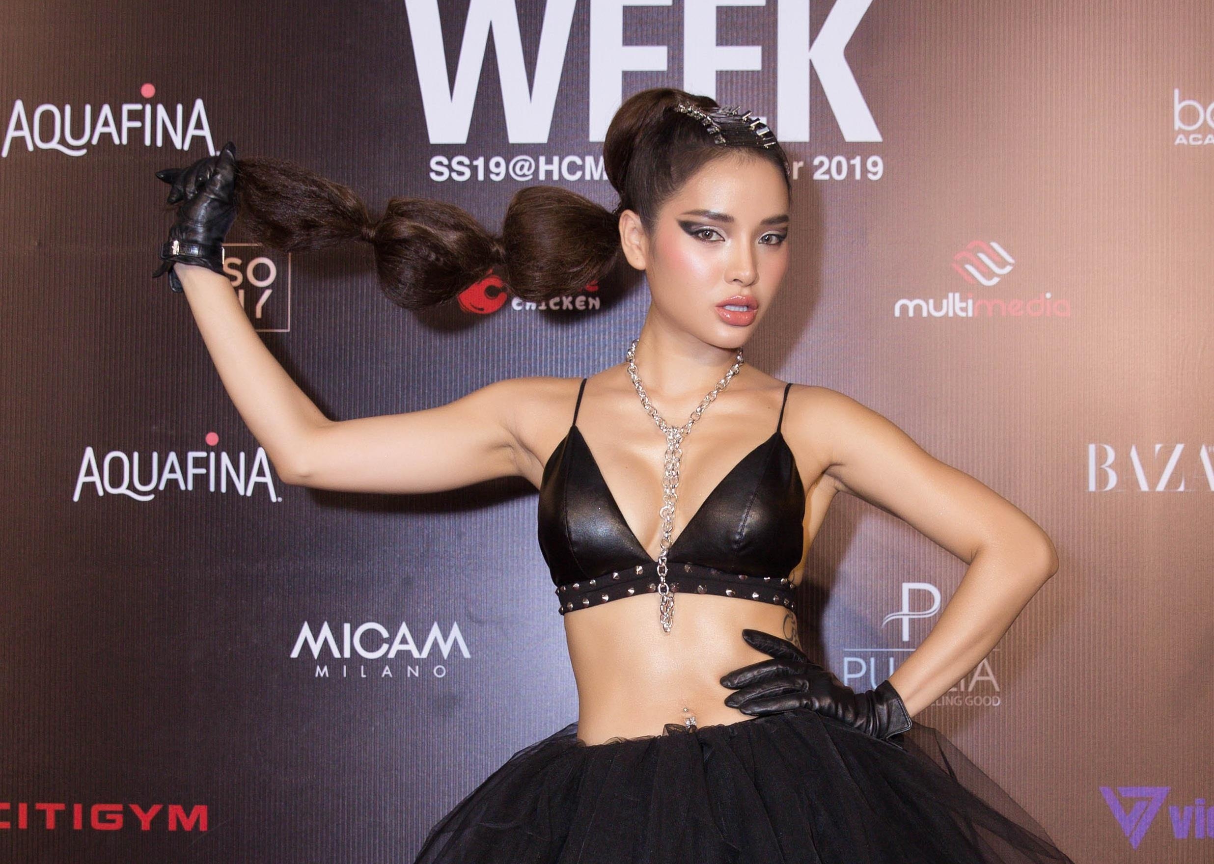 Phuong Trinh Jolie, Thuy Nga ho bao tren tham do Aquafina VIFW ngay 3 hinh anh