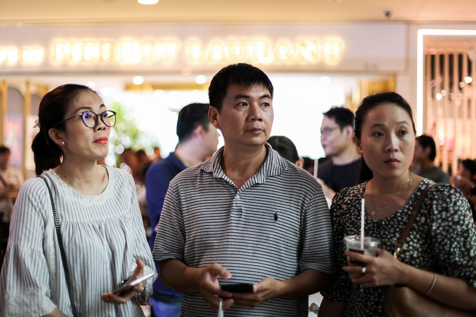 Nguoi Sai Gon xep hang tu 5h sang cho mua Huawei P30 Pro hinh anh