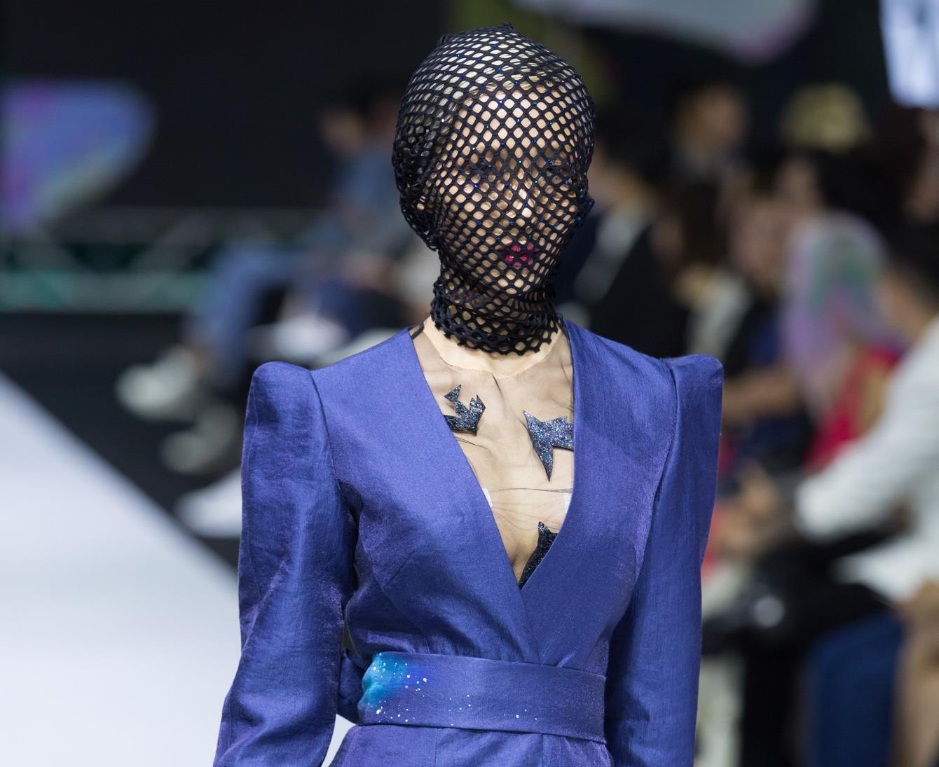 Tiny Ink dem vu dieu sac mau len san dien Aquafina VIFW hinh anh