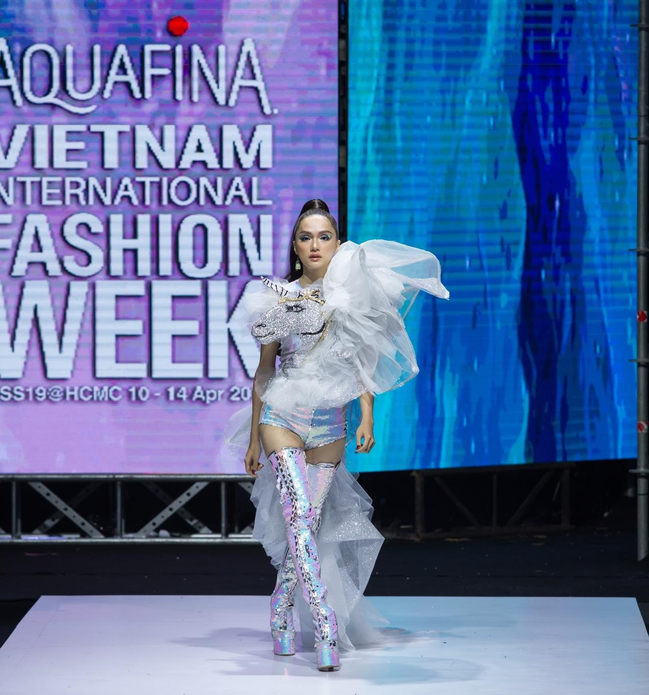 Aquafina anh 18