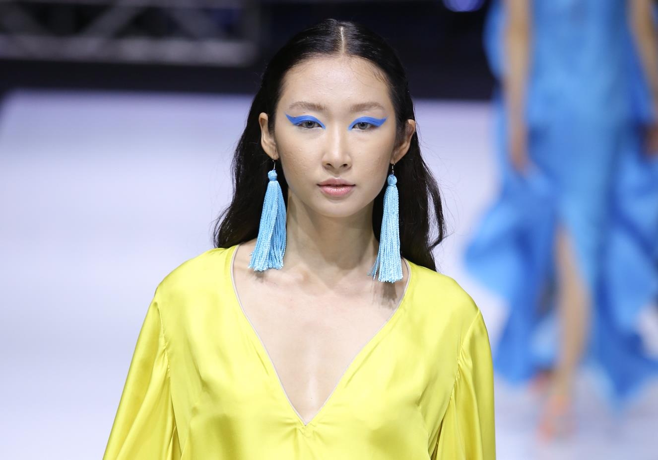 Lac buoc giua Sai Gon hoa le voi ‘Phuong’ cua Ha Linh Thu hinh anh