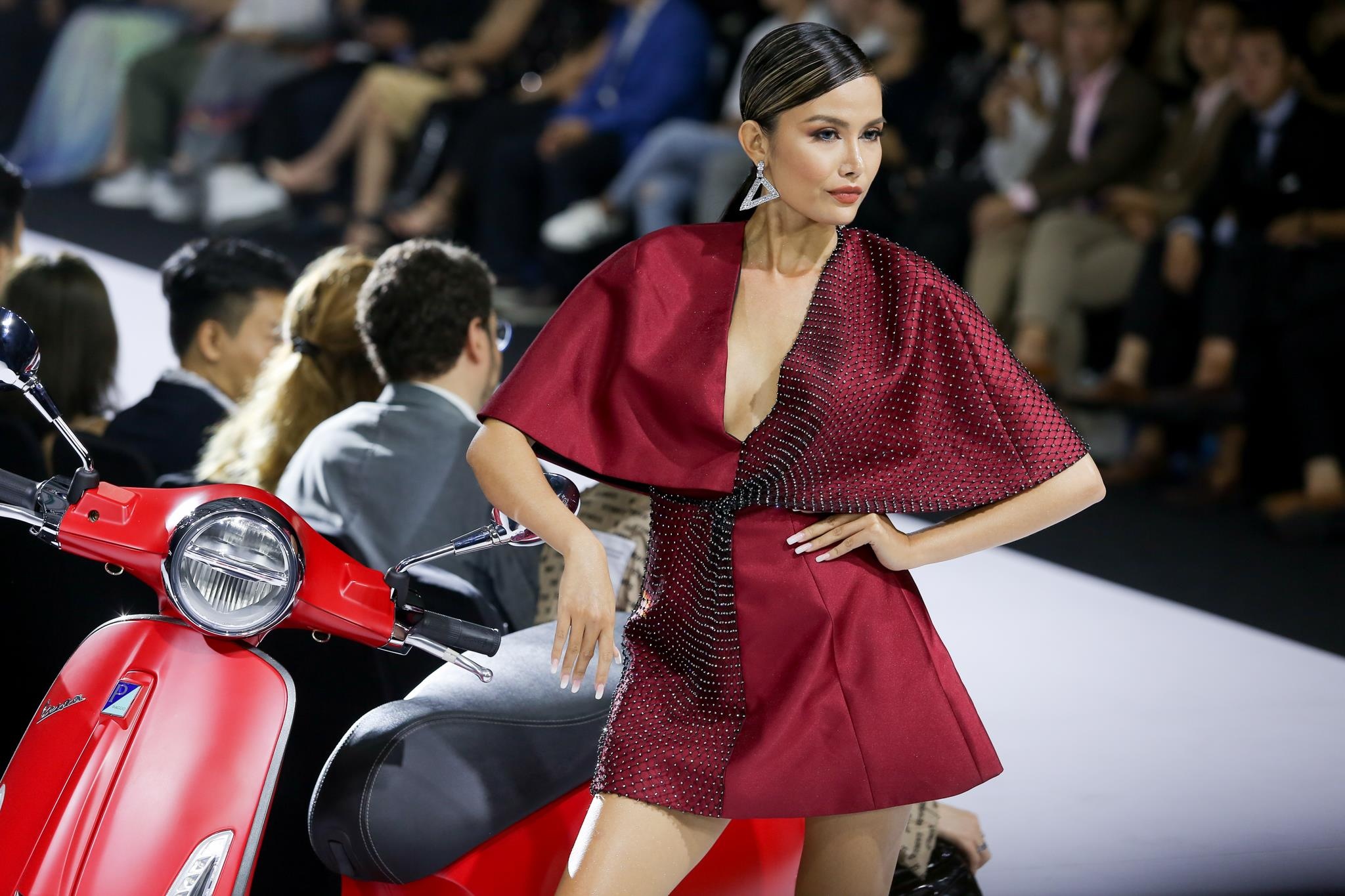 Ly Giam Tien bat tay cung Vespa trong BST moi tai Aquafina VIFW 2019 hinh anh