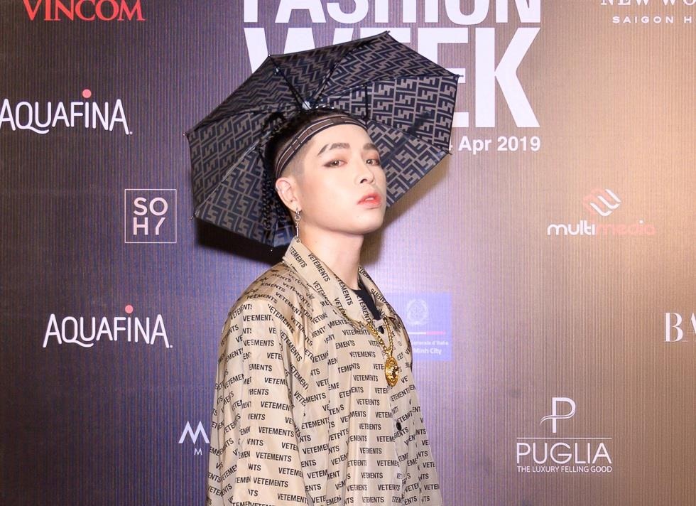 Duc Phuc doi mu o mini du tham do Aquafina VIFW ngay cuoi hinh anh