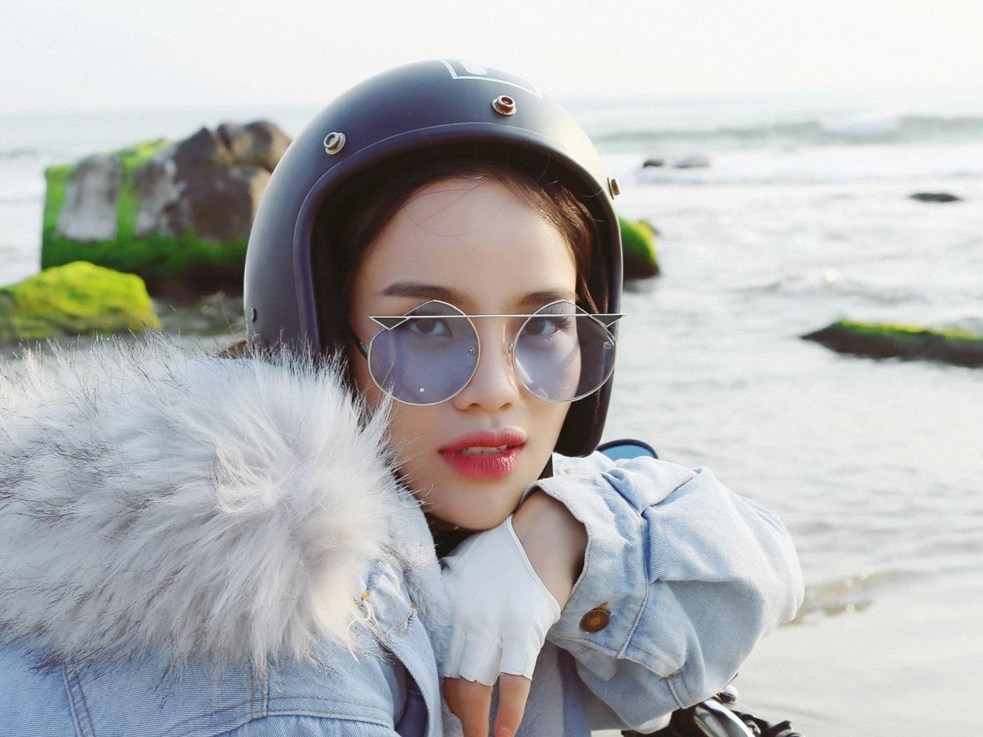 Quan quan Sao Mai chay xe phan khoi lon, hat dan ca duong dai hinh anh