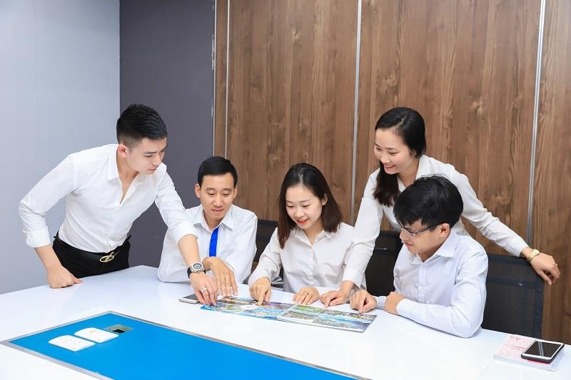 Yeu to con nguoi trong hoat dong thuong mai dien tu nganh BDS hinh anh