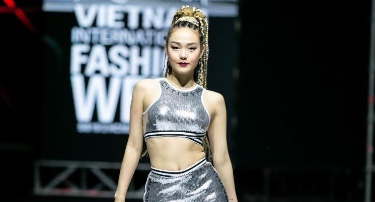 Vo Hoang Yen, Minh Hang khoe khoan trong BST cua CitiGym by Wuan Phan hinh anh