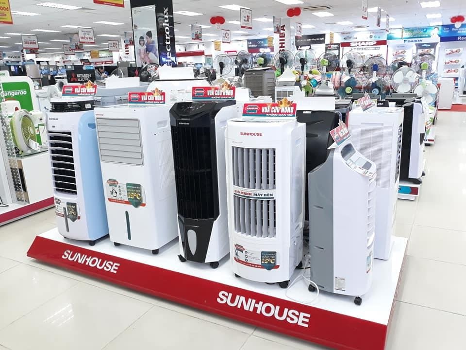 Khong chi gia dinh, ca phe san vuon cung dua nhau mua quat dieu hoa hinh anh