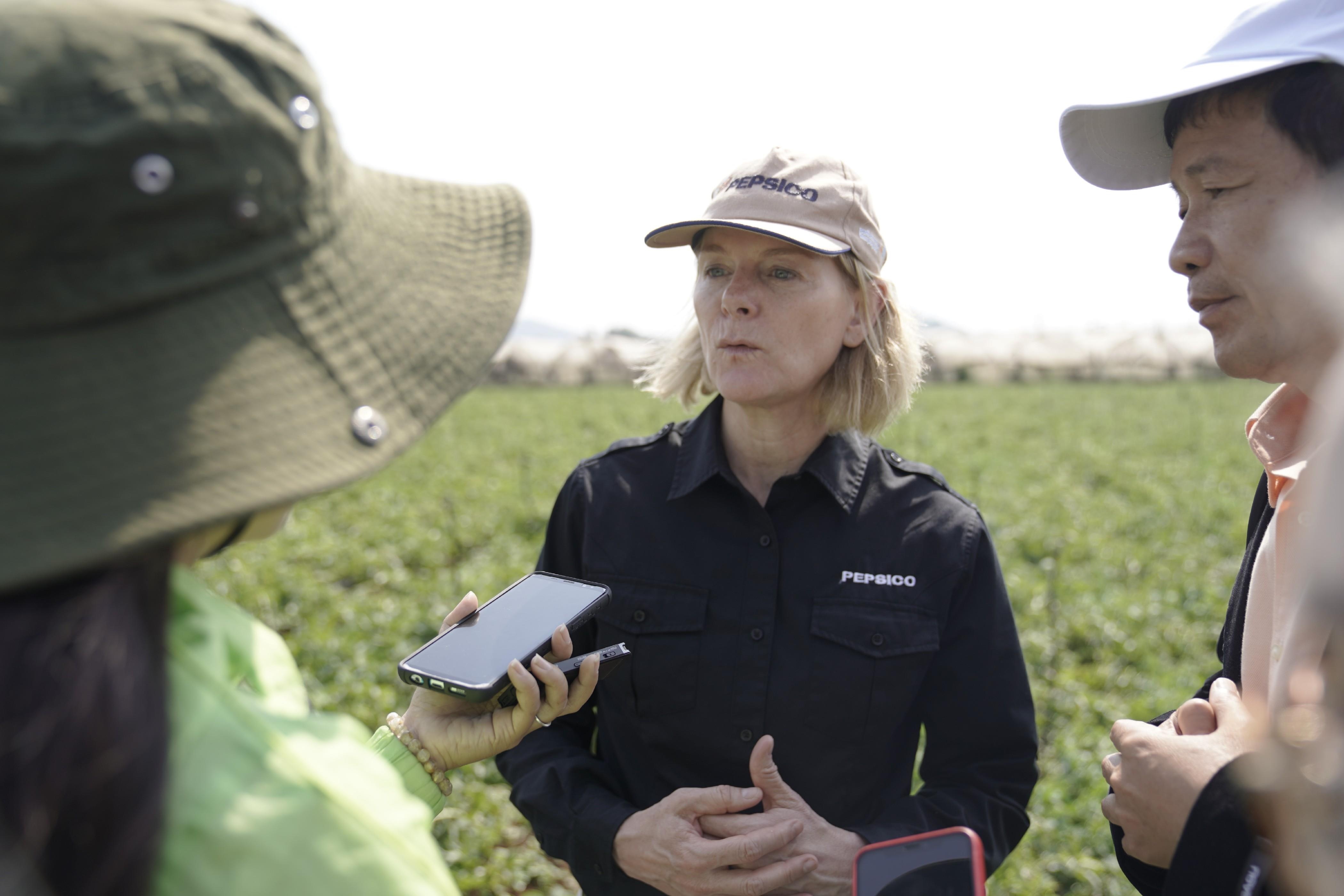 Doanh nghiep bat tay nha nong tao cu hich cho nganh san xuat khoai tay hinh anh