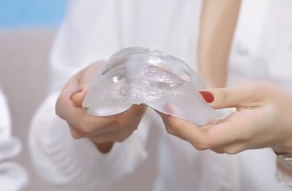 Video - Bac si Chiem Quoc Thai giai thich ve tui nguc hinh anh