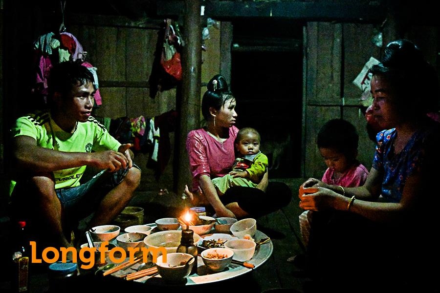 Ban lang khong anh den va nhung mai nha hiu hat trong dem hinh anh