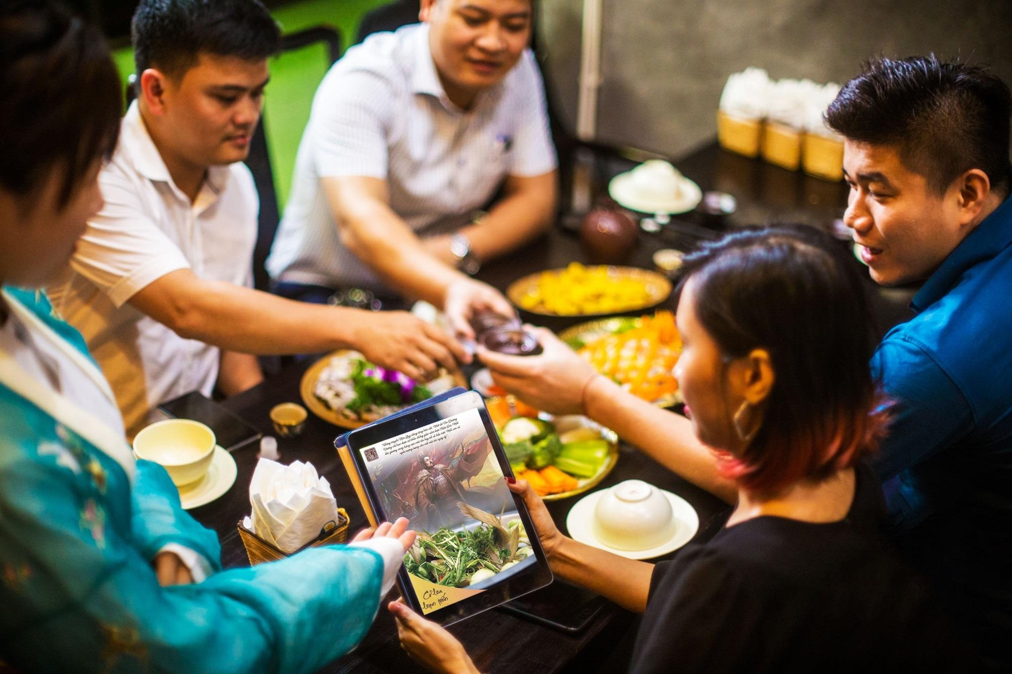 Ben trong quan an da su doc dao tai Ha thanh hinh anh