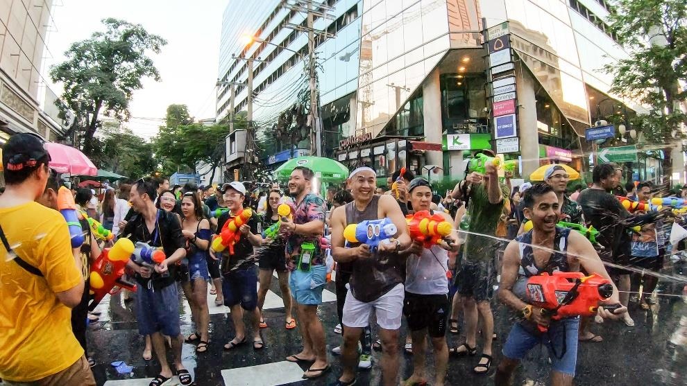 Nhung khoanh khac vui 'nghieng nga' cua du khach tai le hoi Songkran hinh anh