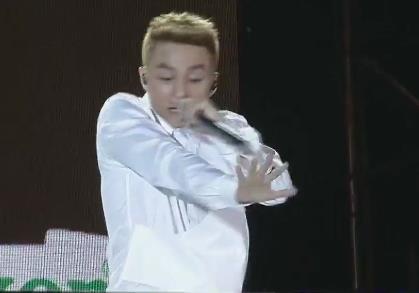 Son Tung mang hit 'Chay ngay di' den su kien khoi dong giai dua F1 VN hinh anh