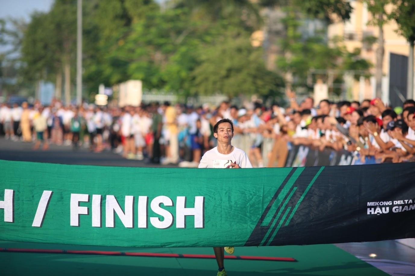 4.000 van dong vien chay marathon de keu goi bao ve moi truong hinh anh