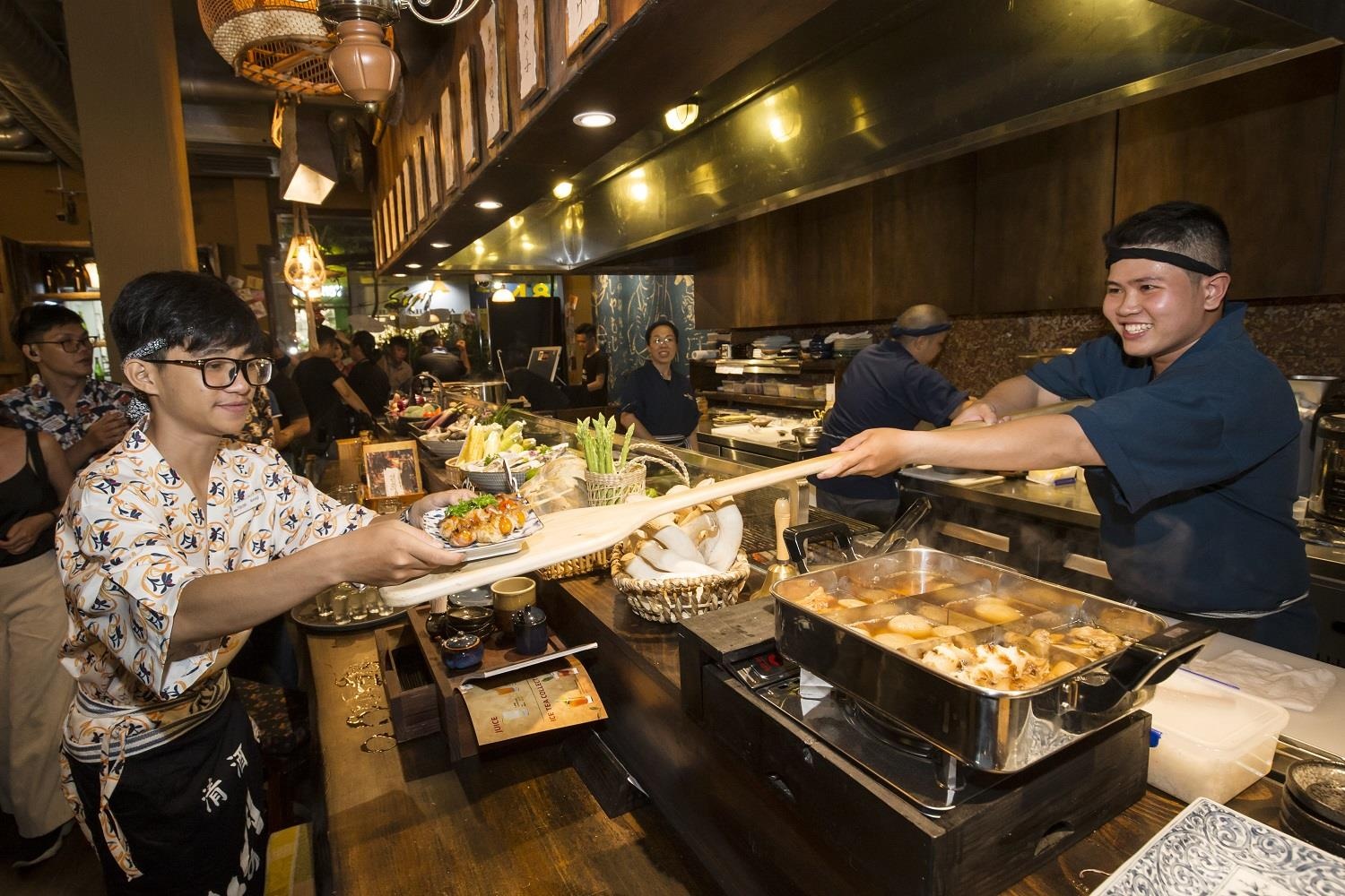 Den ngay quan nhau chuan Nhat doc dao giua long Sai Gon hinh anh